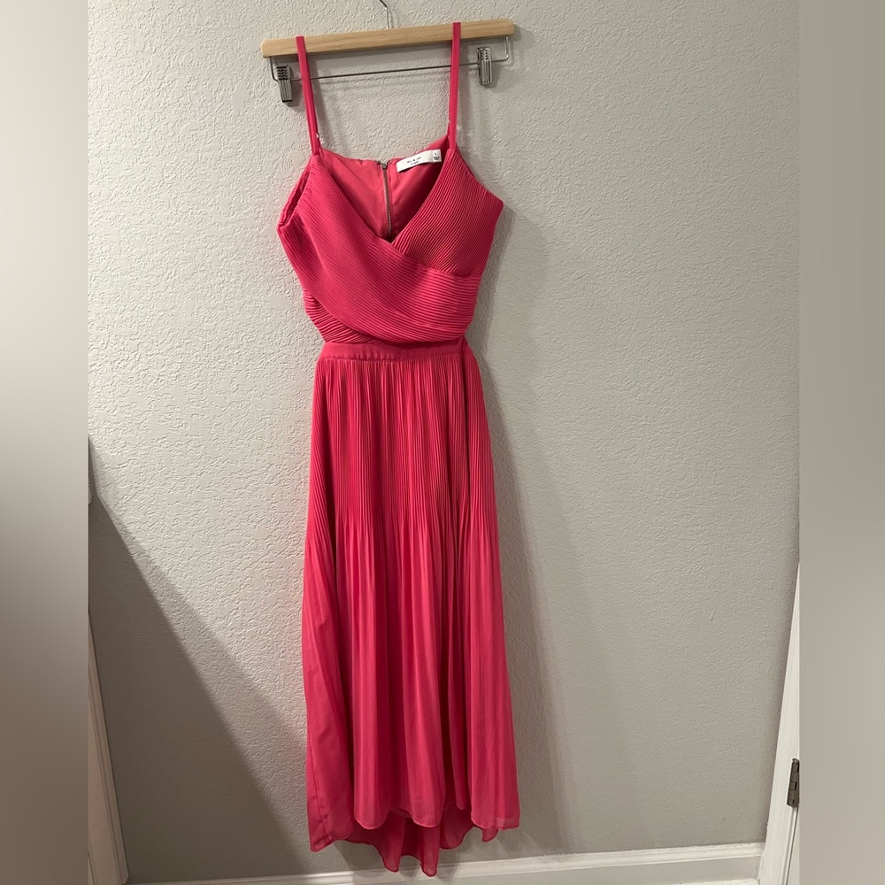 For the gram fuchsia cut out‎ pleated midi
